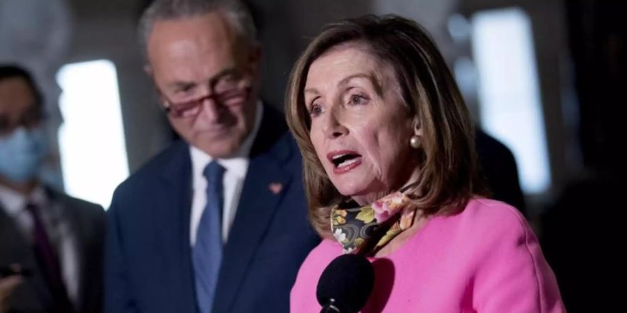 US-Demokratin Nancy Pelosi spricht über die Verhandlungen des Konjunkturpakets. Foto: Andrew Harnik/AP/dpa