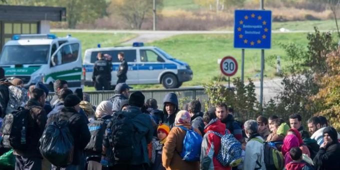 Flüchtlinge im Oktober 2015 an der deutsch-österreichischen Grenze. Foto: picture alliance / dpa flüchtlinge