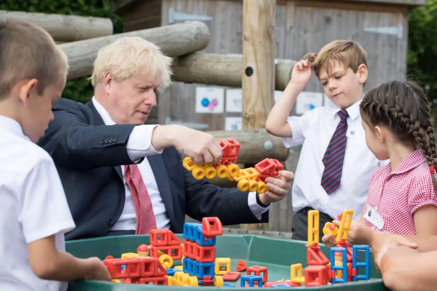 Premierminister Johnson besucht Schule