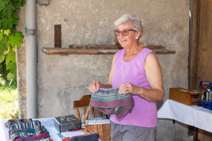 «Sälberglismet»: Heidi Thalmann hielt selbst gestrickte Socken feil.