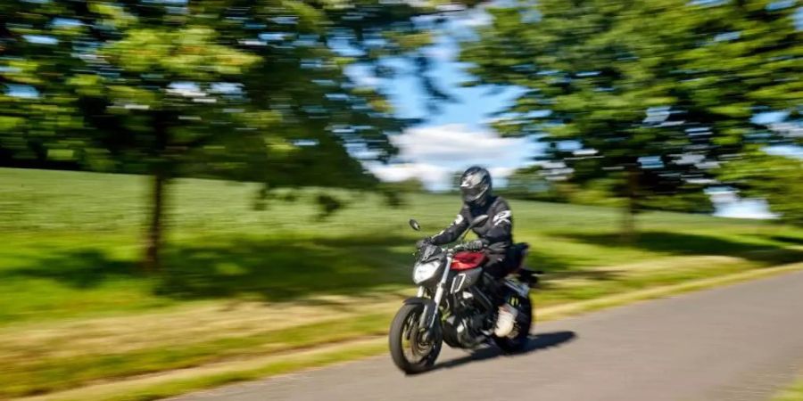 Ein Motorradfahrer fährt mit einem Leichtkraftrad mit 125ccm über eine Landstrasse im Westerwald. Foto: Thomas Frey/dpa