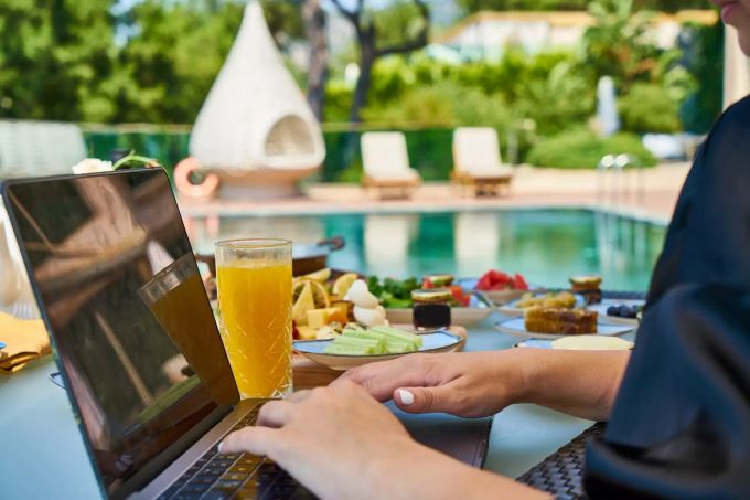 Das neue Konzept von Tui nennt sich «Workation» – Arbeit und Urlaub kombinieren. tui