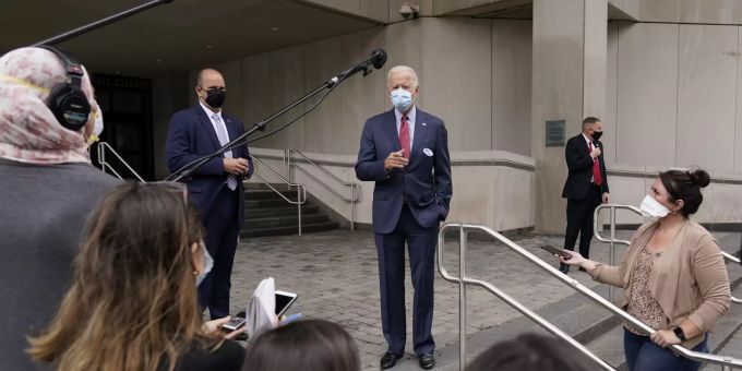Joe Biden spricht nach seiner Stimmabgabe in West Palm Beach zu Medienschaffenden. Election 2020 Biden