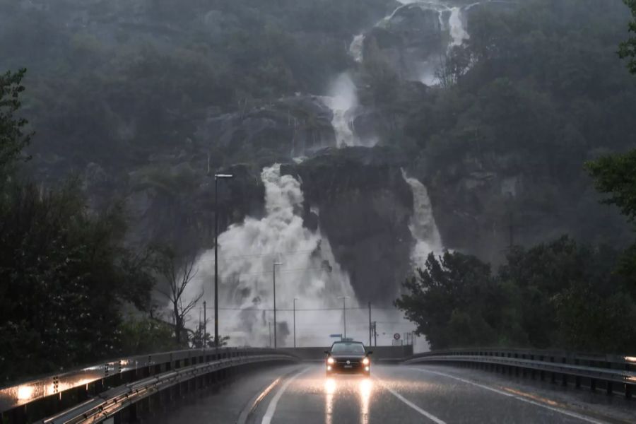 Ein Auto fährt auf der überfluteten Kantonsstrasse in Cresciano TI. In der Schweiz regnet es von Freitag bis Sonntagabend teilweise stark, im Tessin deutlich über 200 Liter pro Quadratmeter.