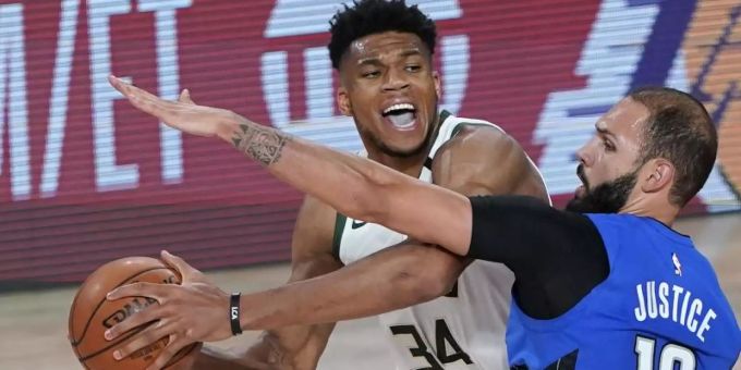 Bucks-Star Giannis Antetokounmpo (l) führt sein Team eine Runde weiter. Foto: Ashley Landis/AP/dpa Bucks-Star Giannis Antetokounmpo (l) führt sein Team eine Runde weiter. Foto: Ashley Landis/AP/dpa