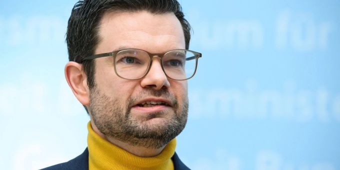 Nicht nur FDP-Minister Marco Buschmann ist bekennender «Star Wars»-Fan - auch in Bayern gibt es einen prominenten Anhänger der Weltraum-Saga. Nicht nur FDP-Minister Marco Buschmann ist bekennender «Star Wars»-Fan - auch in Bayern gibt es einen prominenten Anhänger der Weltraum-Saga.