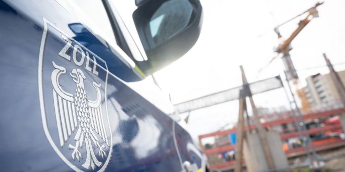 Bekämpfung von Schwarzarbeit: Mitarbeiter des Zolls durchsuchen eine Baustelle in Frankfurt. Bekämpfung von Schwarzarbeit: Mitarbeiter des Zolls durchsuchen eine Baustelle in Frankfurt.