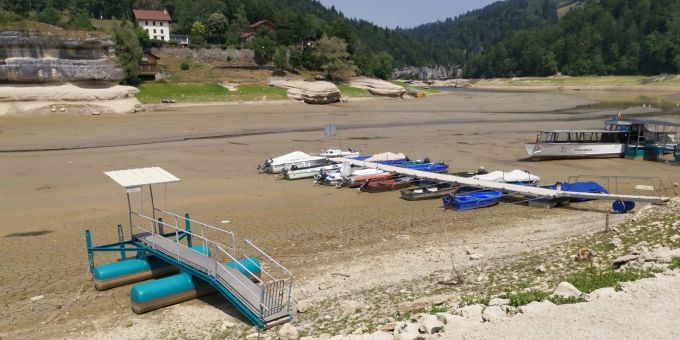Der Wasserpegel im Lac des Brenets NE ist extrem tief derzeit. Die Boote bei der Schiffanlegestelle sind nicht mehr im Wasser. (Bild vom 20. Juli 2022) Lac des brenets