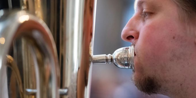 Ein Musiker spielt Tuba beim Chorfest «Du bist unser Friede» in der Kathedrale St. Trinitatis. Ein Musiker spielt Tuba beim Chorfest «Du bist unser Friede» in der Kathedrale St. Trinitatis.