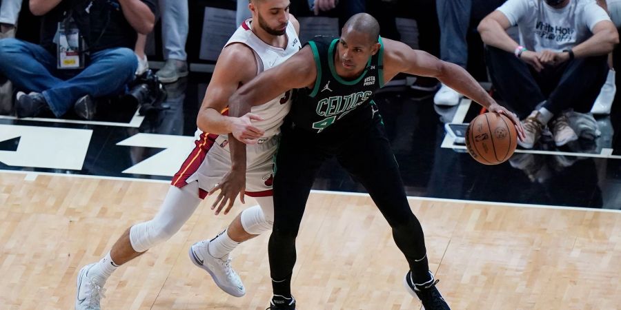 Bostons Al Horford (r) schützt den Ball vor Miamis Max Strus.