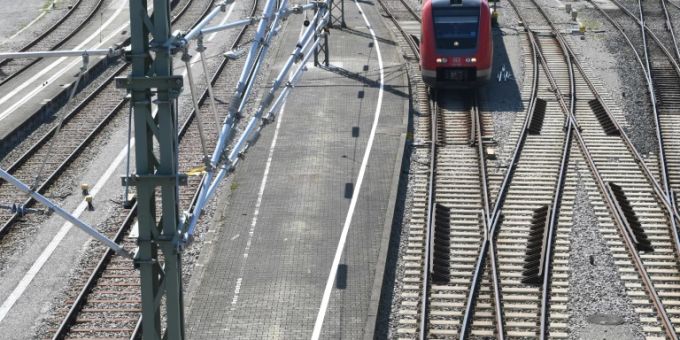 Ein Bauarbeiter wurde 2019 von einem Zug erfasst. Bahngleise
