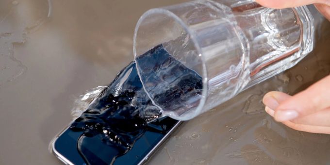 Wasser und Smartphone vertragen sich in der Regel nicht so gut. Wasser Smartphone Apple