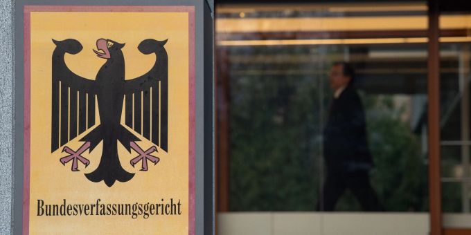 Ein Schild am Bundesverfassungsgericht in Karlsruhe. Ein Schild am Bundesverfassungsgericht in Karlsruhe.
