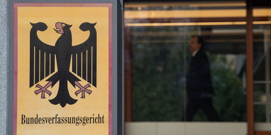 Ein Schild am Bundesverfassungsgericht in Karlsruhe.