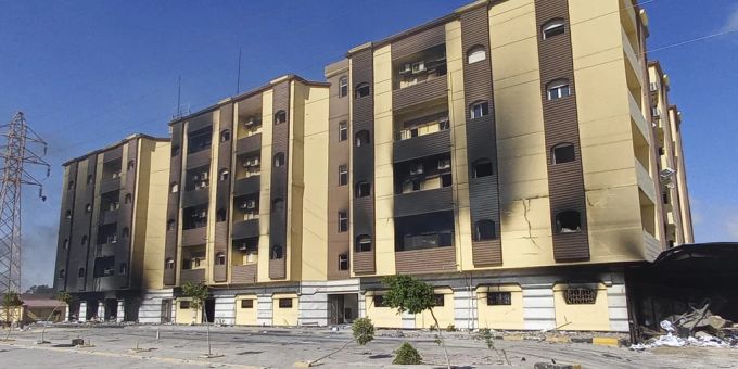 Das verkohlte lybische Parlamentsgebäude in Tobruk. libyen