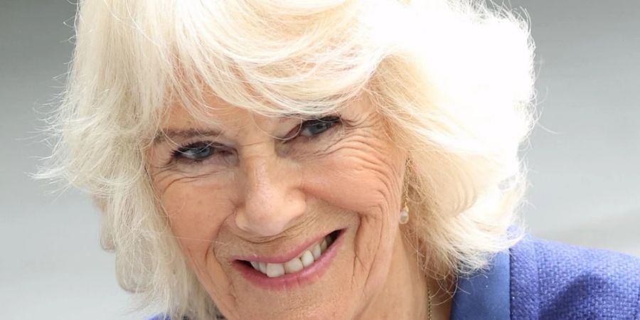 Herzogin Camilla darf den Sieger des Pudding-Wettbewerbs bekanntgeben.