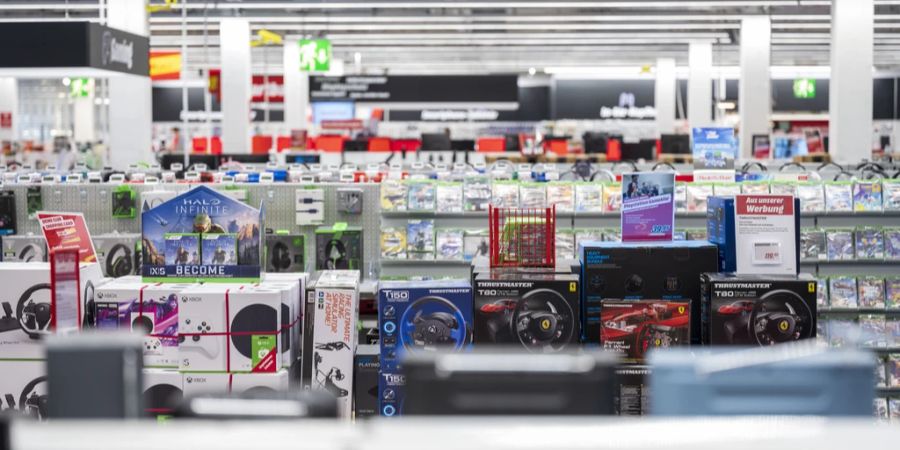 Elektrogeräte in einem Elektronikladen