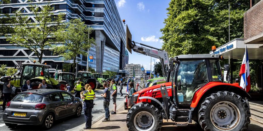 Landwirte demonstrieren mit Traktoren vor dem Repräsentantenhaus in Den Haag, wo Abgeordnete über geplante Umweltauflagen des Kabinetts debattieren.