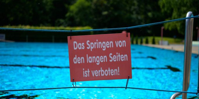Weil Bademeister fehlen, können viele Freibäder nicht öffnen. Weil Bademeister fehlen, können viele Freibäder nicht öffnen.