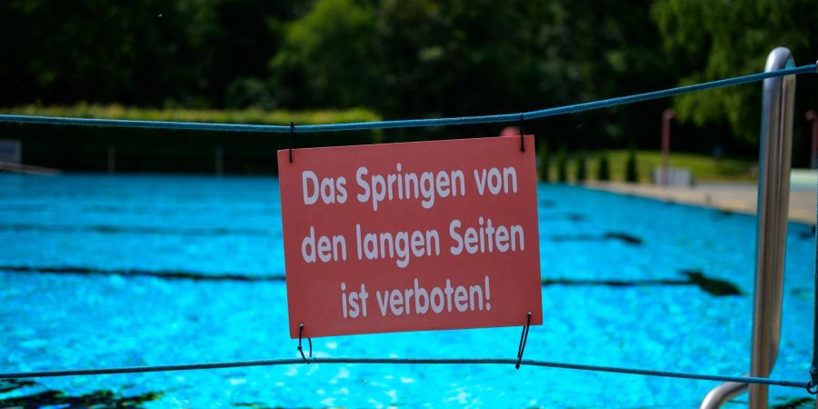 Weil Bademeister fehlen, können viele Freibäder nicht öffnen.
