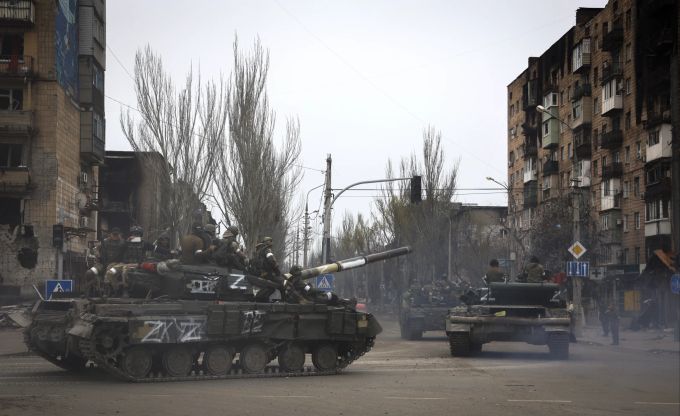 Russische Militärfahrzeuge bewegen sich im Ukraine-Krieg in einem von den von Russland unterstützten Separatisten kontrollierten Gebiet in Mariupol, Ukraine, Samstag, 23. April 2022. Ukraine-Krieg