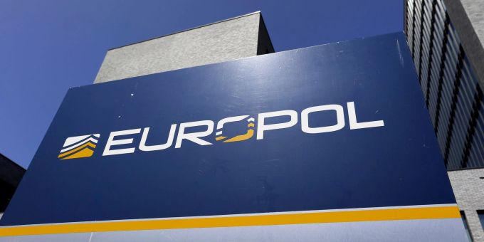 Logo und Schriftzug der Europäischen Polizeibehörde Europol vor dem Hauptquartier in Den Haag. Logo und Schriftzug der Europäischen Polizeibehörde Europol vor dem Hauptquartier in Den Haag.