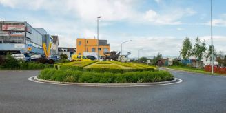 Gemeinde - Arni sucht einen Weihnachtsbaum für den Kreisel