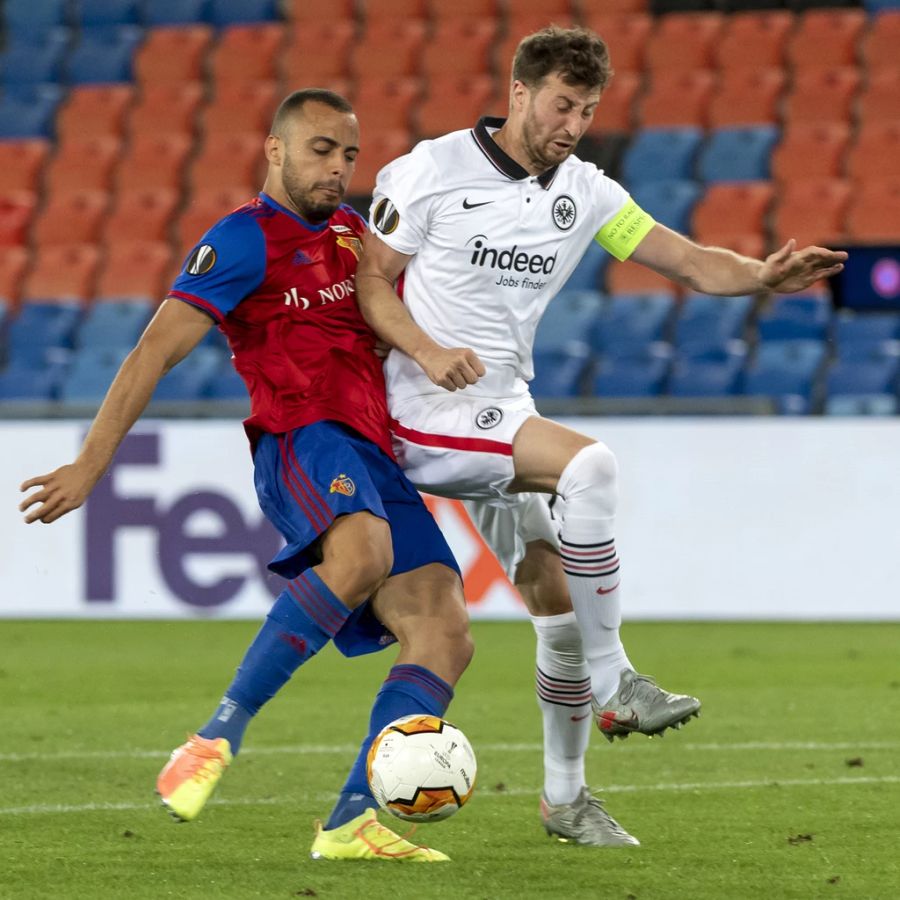 Auch im Rückspiel lassen die Basler nichts mehr anbrennen und gewinnen mit 1:0. Hier im Duell: Arthur Cabral (damals FC Basel, heute Fiorentina) und Frankfurts David Abraham.