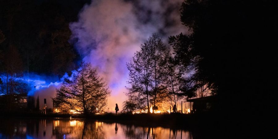 Bei einem Brand auf einem Campingplatz sind sieben Menschen verletzt worden.