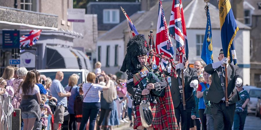 Eine Parade zieht durch das Stadtzentrum von Kelso am dritten Tag der Feierlichkeiten zum Platinjubiläum der Queen. Mitten in den Jubiläumsfeiern für Königin Elizabeth II. hat Lilibet, Tochter von Prinz Harry und Herzogin Meghan, am Samstag ihren ersten Geburtstag gefeiert. Foto: Jane Barlow/PA Wire/dpa