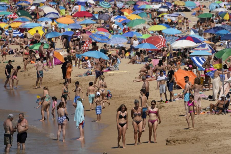 Strand in Portugal: Viele Menschen auf engstem Raum begünstigen die Ansteckungen.