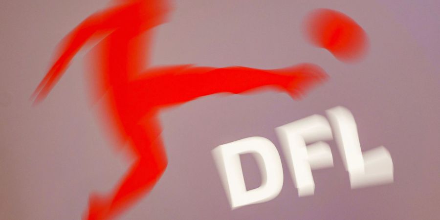 Das Logo der DFL Deutsche Fussball Liga bei einer DFL-Mitgliederversammlung an einer Stellwand.