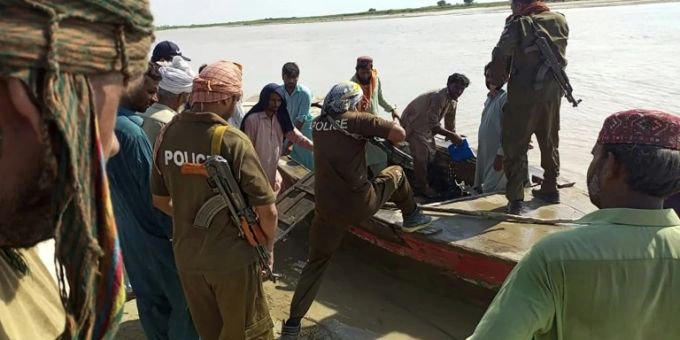 Polizisten und Anwohner besteigen ein Boot, um nach Überlebenden des Schiffsunglücks in Punjab zu suchen Polizisten und Anwohner besteigen ein Boot, um nach Überlebenden des Schiffsunglücks in Punjab zu suchen