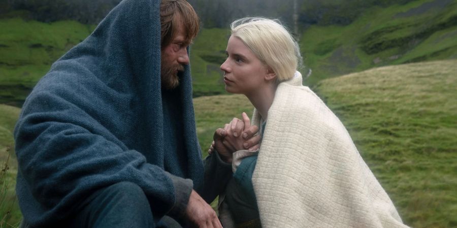 Alexander Skarsgard als Amleth und Anya Taylor-Joy als Olga in einer Szene des Films  "The Northman".