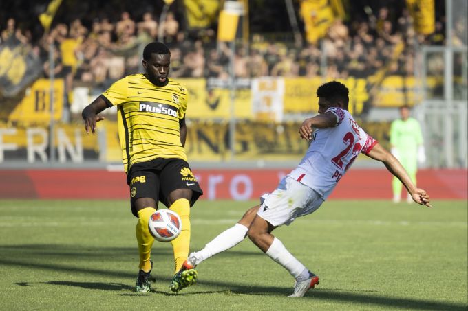 Wilfried Kanga (YB) im Zweikampf gegen Denis-Will Poha (FC Sion) in der Super League. YB Sion Super League