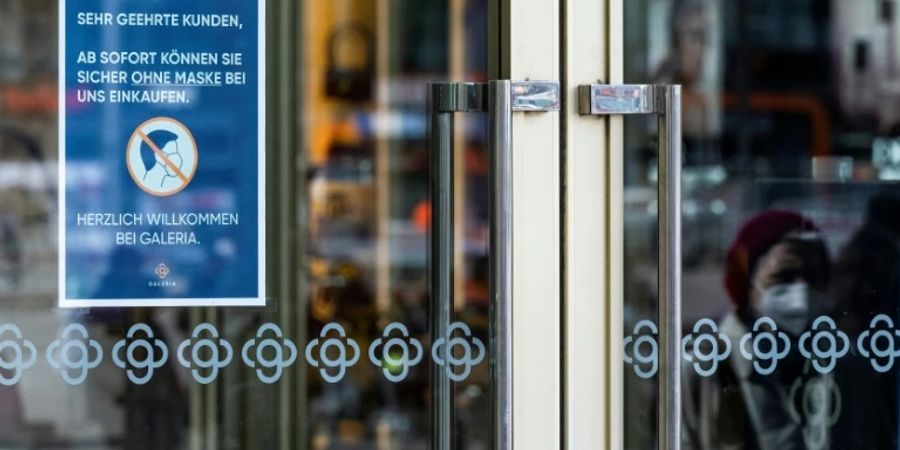 Hinweisschild auf abgeschaffte Maskenpflicht