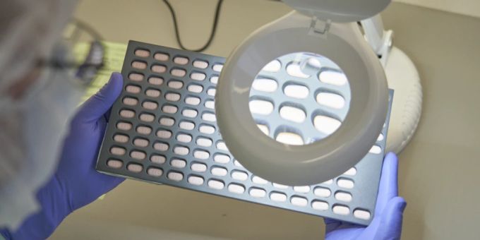 Ein Pfizer-Mitarbeiter in Freiburg untersucht Paxlovid-Tabletten. (Pfizer via AP) Ein Pfizer-Mitarbeiter in Freiburg untersucht Paxlovid-Tabletten. (Pfizer via AP)