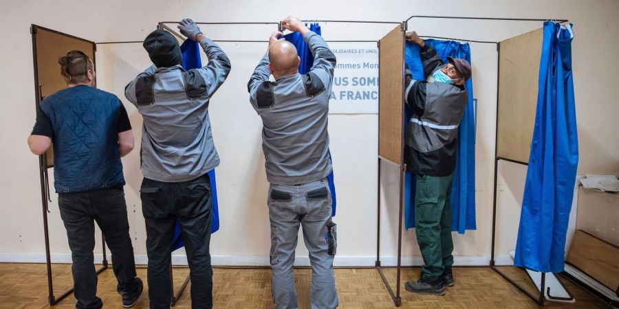 Am Sonntag wird in Frankreich gewählt - die Wahlkabinen stehen bereit.