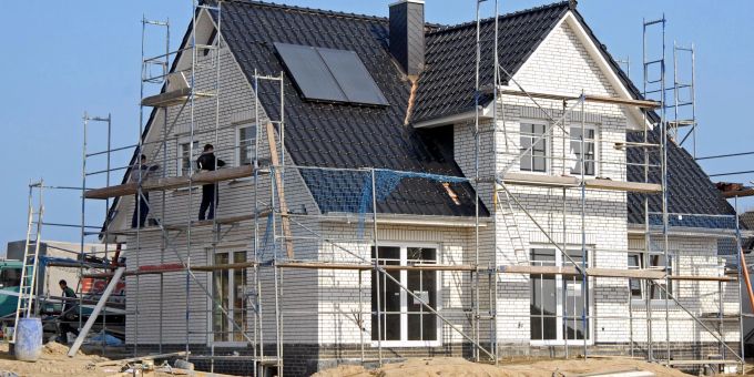 Die Raten im Zahlungsplan sollten sich eigentlich am Fortschritt auf dem Bau orientieren. Aber nicht alle Firmen halten sich daran. Die Raten im Zahlungsplan sollten sich eigentlich am Fortschritt auf dem Bau orientieren. Aber nicht alle Firmen halten sich daran.