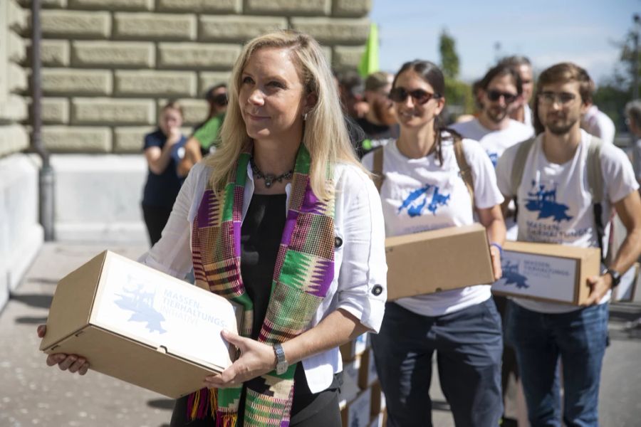 Vera Weber, Präsidentin der Fondation Franz Weber, reicht mit anderen Mitgliedern der Komitees die Unterschriften ein.