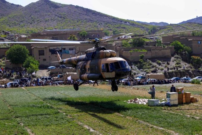 Ein Helikopter bringt Hilfsgüter ins Erdbebengebiet Afghanistans. Erdbeben