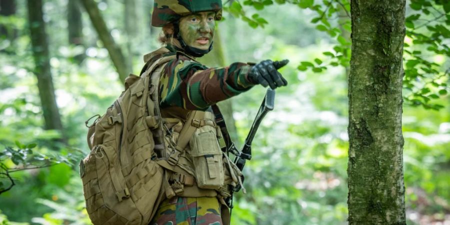 HANDOUT - Die belgische Kronprinzessin Elisabeth in einem Sommerlager der Königlichen Militärschule. Foto: Erwin Ceupp/Erm-Kms/Belga/dpa - ACHTUNG: Nur zur redaktionellen Verwendung im Zusammenhang mit der aktuellen Berichterstattung und nur mit vollständiger Nennung des vorstehenden Credits