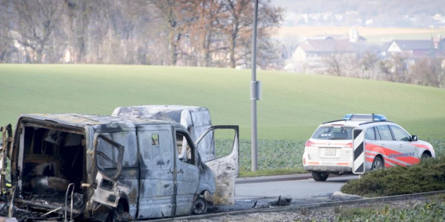 Zwischen 2017 und 2019 kam es im Kanton Waadt zu einer Serie von Angriffen auf Geldtransporter. Hier ein Bild nach einem Überfall in Daillens. (Archivbild)