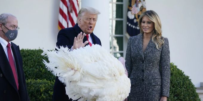 Melania Trump steht mit Donald Trump vor dem Weissen Haus in Washington. melania trump