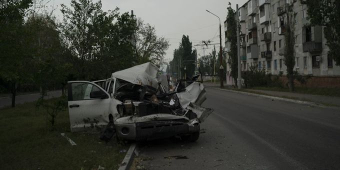 Ein im Ukraine-Krieg zerstörtes Auto in Sjewjerodonezk. Ukraine Krieg