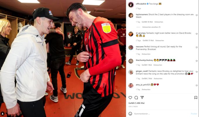 David Brooks (l.) feiert den Aufstieg mit Teamkollege Kieffer Moore. AFC Bournemouth