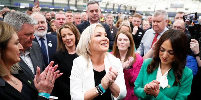 Sinn-Fein-Chefi Michelle O'Neill hat ihr Mandat im Wahlbezirk Mid Ulster verteidigt. Peter Morrison/AP/dpa Michelle O'Neill