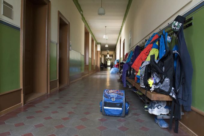 Ein Gang in einem Schulhaus. (Symbolbild) schule
