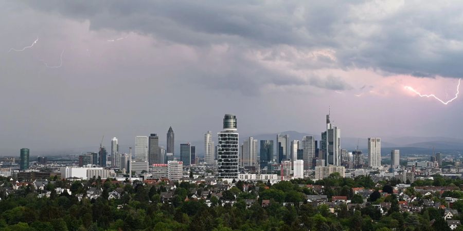 Ursache für die derzeit hohe Gewittergefahr über Deutschland sind ein Tiefdruckgebiet bei den Britischen Inseln und ein Hochdruckgebiet über Osteuropa. (Archivbild: Gewitter über Frankfurt)