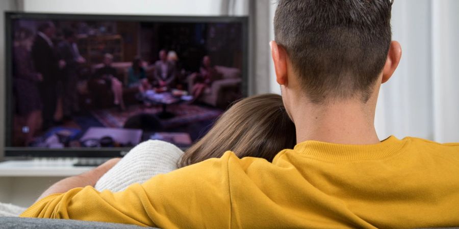 Kostenloses Streaming von Filmen kann verlockend sein - und illegal. Hellhörig werden sollten Verbraucher besonders dann, wenn aktuelle Kinofilme umsonst angeboten werden.